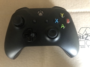Verkaufe eine Xbox One X Konsole + Controller + Zubehör Bild 3