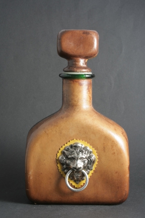 Sammlungsauflösung von außergewöhnlichen "Flaschen" Leder mit Löwenkopf