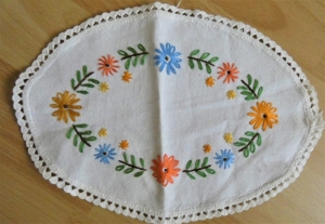 Kleines Stickerei - Deckchen oval ca. 23,5 x 17,5 cm - florales Muster
