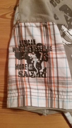 Jungenhemd, Hemd mit coolem Safari-Aufdrucken (Arm u. Rücken), Größe122 Bild 2