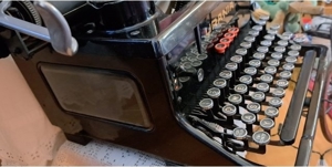 Antike Schreibmaschine, Marke,"urania" Bild 2