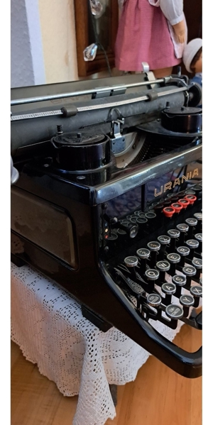 Antike Schreibmaschine, Marke,"urania" Bild 3