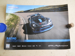 Porsche Racing Cayman GT4 e , Poster. Bild 1