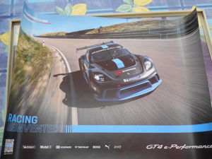 Porsche Racing Cayman GT4 e , Poster. Bild 3