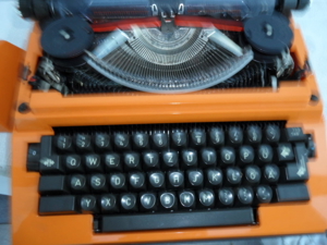 Reiseschreibmaschine manuell Triumpf Gabriele 2000 gebr. orangefarbig Bild 3