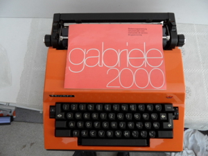 Reiseschreibmaschine manuell Triumpf Gabriele 2000 gebr. orangefarbig Bild 2