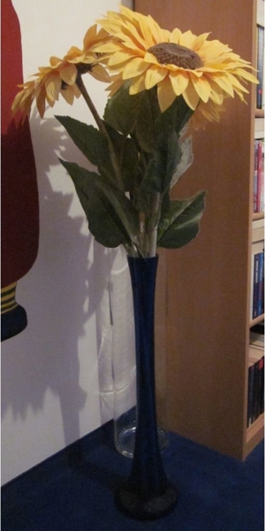 Deko: Blütenkränze, Blumensträuße, Deko-Ständer, Vase mit roten Rosen, Glasgefäße mit Deko, Vasen Bild 8