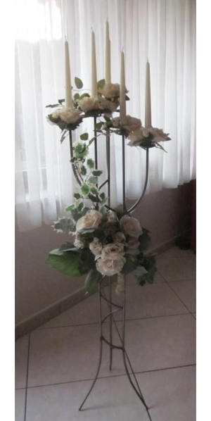 Deko: Blütenkränze, Blumensträuße, Deko-Ständer, Vase mit roten Rosen, Glasgefäße mit Deko, Vasen Bild 2