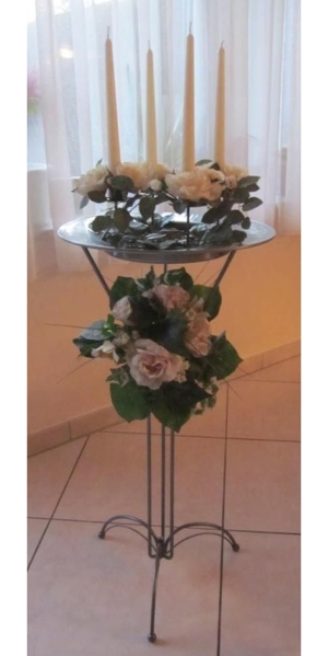 Deko: Blütenkränze, Blumensträuße, Deko-Ständer, Vase mit roten Rosen, Glasgefäße mit Deko, Vasen Bild 6