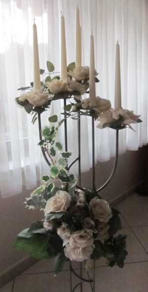 Deko: Blütenkränze, Blumensträuße, Deko-Ständer, Vase mit roten Rosen, Glasgefäße mit Deko, Vasen Bild 3