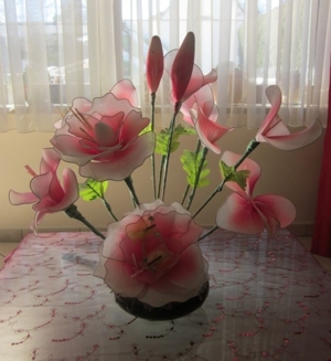 Deko: Blütenkränze, Blumensträuße, Deko-Ständer, Vase mit roten Rosen, Glasgefäße mit Deko, Vasen Bild 7