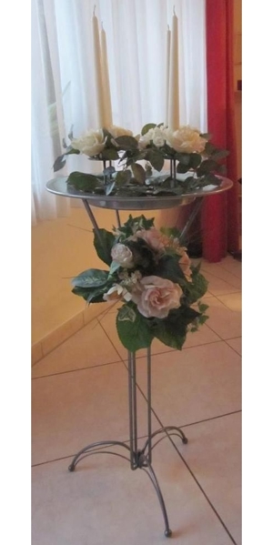 Deko: Blütenkränze, Blumensträuße, Deko-Ständer, Vase mit roten Rosen, Glasgefäße mit Deko, Vasen Bild 1