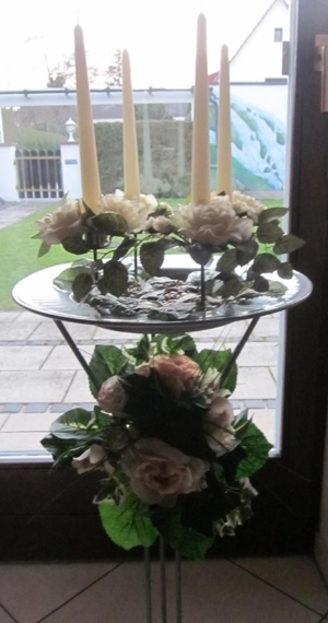 Deko: Blütenkränze, Blumensträuße, Deko-Ständer, Vase mit roten Rosen, Glasgefäße mit Deko, Vasen Bild 5