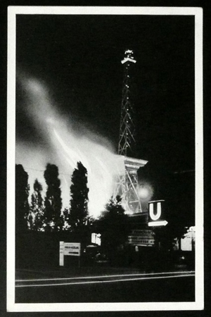 Alte Postkarte von Berlin - der Brand des Funkturms ( 1935 ) Karte Nr. 1631 Bild 1