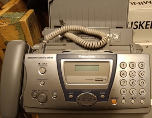 Faxgerät Panasonic KX-FP141 mit 2 neuen Originalen Thermorollen