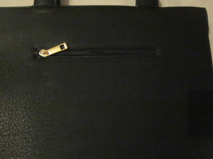 Handtasche, schwarz gold mit Trageriemen, neu Bild 7