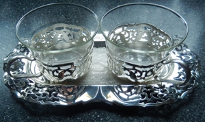 2 alte Teegläser auf ovalem Tablett - Durchbrucharbeit - Schott-Glaseinsätze