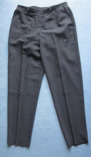 Gr. 46: Hosenanzug, schwarz gestreift "delmod" + Sakko, grau "delmod", wenig getragen Bild 3