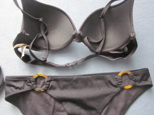 Gr. 70B 36: Bikini, pink, "TRIUMPH", nur 2x getragen + pinkf. Pareo + Gr. S: Bikini, schwarz, "C&A" Bild 8