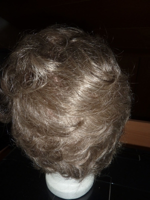 Frauen-Perücke NEU Kurzhaar, ungetragen -Styroporkopf 1a Zust. Bild 3