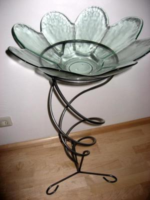 Elegante große Glasschale in Blütenform auf geschwungenem Metallständer Bild 2