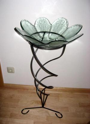 Elegante große Glasschale in Blütenform auf geschwungenem Metallständer Bild 1