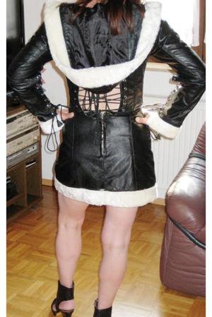Lederkleid mit Kapuze, Lacklederkostüm, kurze Lederhose