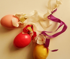 3 dekorative Ostereier zum Aufhängen - rot, gelb, rosa - ca. 5 cm hoch Bild 1