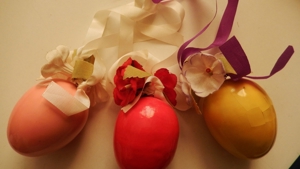 3 dekorative Ostereier zum Aufhängen - rot, gelb, rosa - ca. 5 cm hoch Bild 2