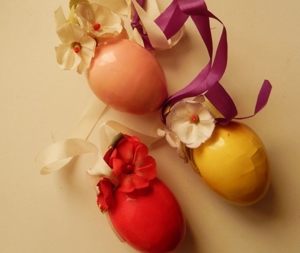 3 dekorative Ostereier zum Aufhängen - rot, gelb, rosa - ca. 5 cm hoch Bild 3