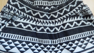 Hose / Leggins Gr. 140 schwarz-weißes Muster H&M Bild 3
