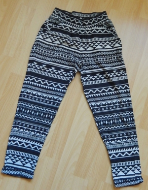 Hose / Leggins Gr. 140 schwarz-weißes Muster H&M