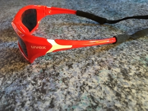 Coole Kindersonnenbrille Sport UVEX, rot, abnehmbares Gummiband, 1a, neuwertig Bild 2