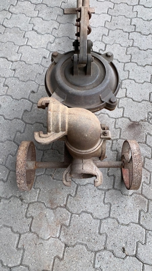 Historische Gülle- Wasser-Pumpe Bild 5