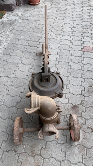 Historische Gülle- Wasser-Pumpe Bild 2