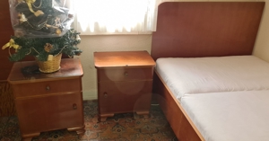 Echtholz Schlafzimmer aus 1900, 2 Betten, Beistelltische, Kommode Bild 2