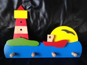 Kinder-Wandgaderobe "Leuchtturm und Schiff" aus Holz Bild 1