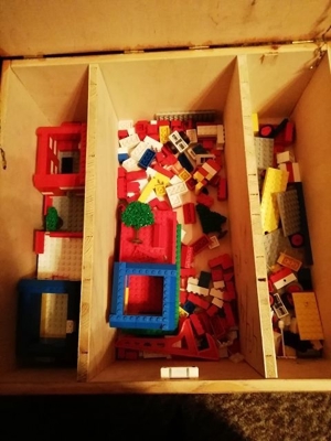Legosteine mit Holzkiste zu verkaufen Bild 1