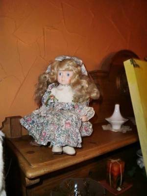 Deko-Puppe mit Porzellankopf, -händen und -füßen, ca. 31 cm hoch, Dinosaurier-Wanduhr