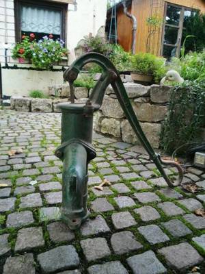 Für Deko-Zwecke im Garten: Schöne nostalgische Pumpe,