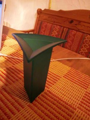 Stylische Vase (dreieckig mit breitem Rand), neuwertig,