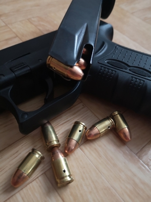 10 Stück 9mm Deko Patrone für zwei Reigen Magazine PAK Schreckschusswaffen Bild 7