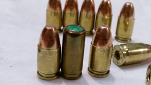 10 Stück 9mm Deko Patrone für zwei Reigen Magazine PAK Schreckschusswaffen Bild 2