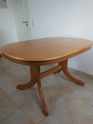 Tisch mit 6 Stühlen. Design Bild 2