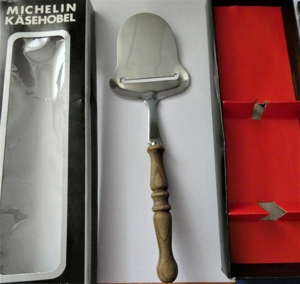 Michelin Käsehobel / Edelstahl rostfrei / gedrehter Holzgriff / 70/80er Jahre Bild 3