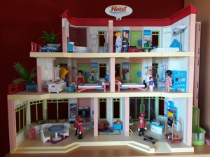 Playmobil Hotel mit Bungalow Bild 1
