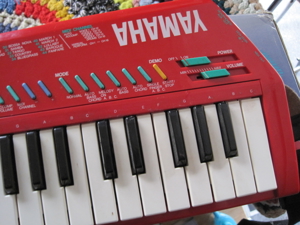 Yamaha SHS -10R, Umhänge - Keyboard Bild 3