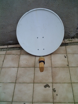 Satelittenschüssel 60 cm mit LnB und Halterung. Bild 1