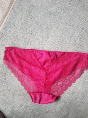 Roter Spitzenslip Gr. 52/54 Bild 2