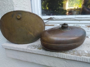 Zwei antike Wärmflaschen/ seltene Form